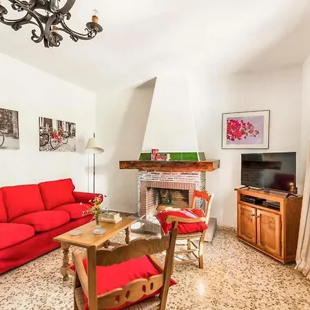 Sleeps 5 Pool Air Con Wifi Nerja
